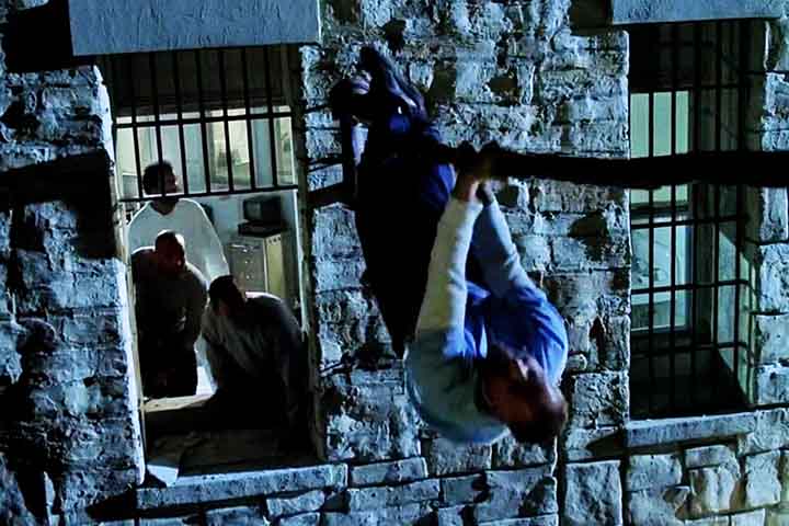 Mesmo após seu encerramento, "Prison Break" continua a atrair novos públicos, graças à sua disponibilidade em plataformas de streaming (Netflix e Disney +, atualmente). A série se tornou um marco cultural e permanece como referência entre histórias que exploram planos de fuga, conspirações e laços familiares intensos.
