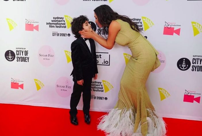 Atriz australiana decide congelar o corpo do filho de 13 anos e divide opiniões na web