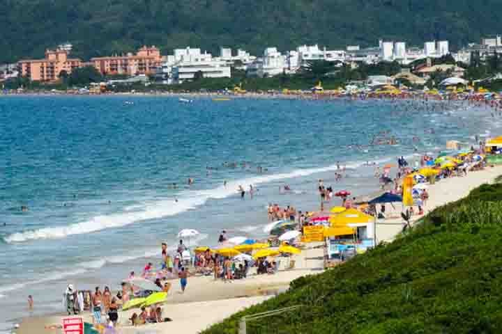 Florianópolis oferece boa qualidade de vida, alta segurança e muitos recursos, como centros de convivência, atividades físicas e culturais.