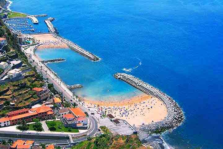 A Praia da Calheta Ã© uma das poucas praias de areia amarela na Madeira. Ela oferece um ambiente mais acessÃ­vel para os turistas, com Ã¡guas calmas e vÃ¡rias opÃ§Ãµes de lazer, como restaurantes e bares.