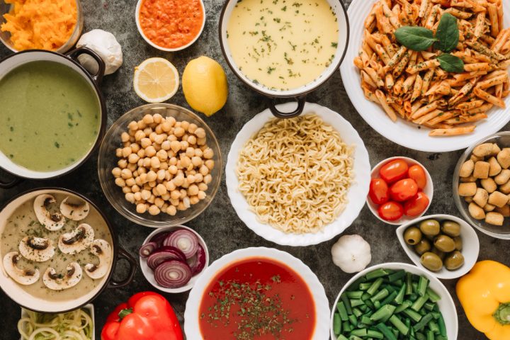 Terapias como a Terapia Cognitivo-Comportamental (TCC) e a exposição gradual a alimentos evitados são comumente utilizadas. 