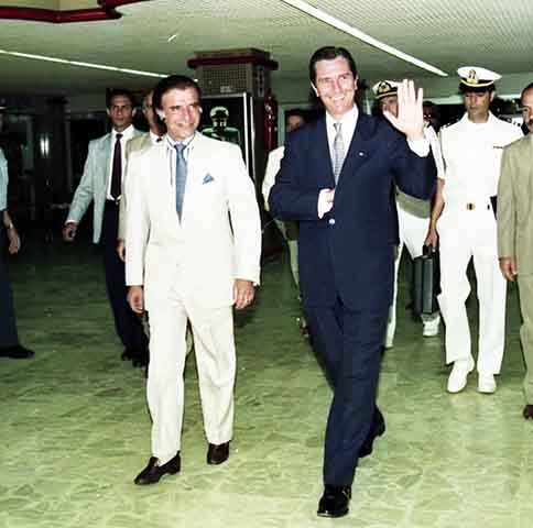 No primeiro dia de mandato, o novo presidente anunciou o Plano Collor, sob o pretexto de combater a inflação. No pacote de medidas esteve o confisco de grande parte do dinheiro da poupança dos brasileiros, o que comprometeu logo de saída a popularidade do mandatário. 

