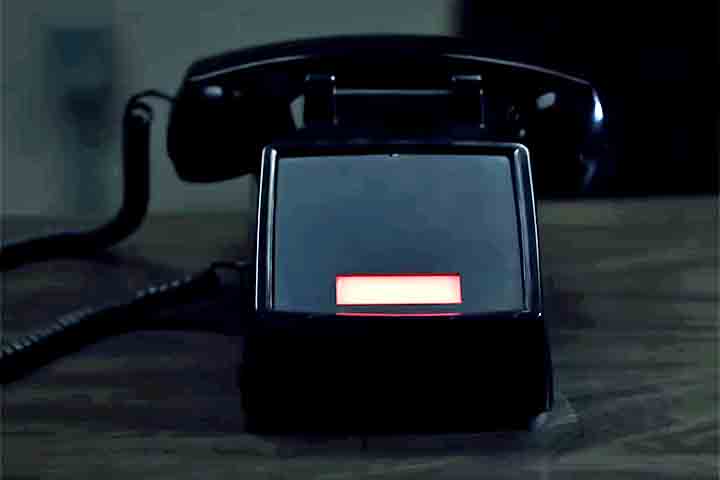 Durante anos, o aparelho permanece silencioso - até que, numa noite, uma ligação muda completamente sua vida. Do outro lado da linha está Rose Larkin (Luciane Buchanan), uma jovem empreendedora de tecnologia cujos tios, aparentemente cidadãos comuns, foram assassinados por saberem demais.