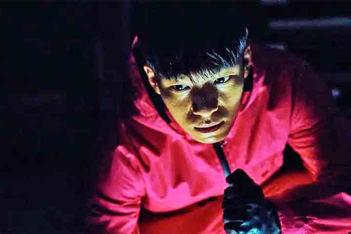 Wi Ha-joon, por sua vez, interpreta o policial Hwang Jun-ho, que se infiltra nos bastidores do jogo em busca do irmão desaparecido. Sua atuação traz uma camada de suspense investigativo à trama, servindo como ponte entre o mundo real e o mundo isolado do jogo.