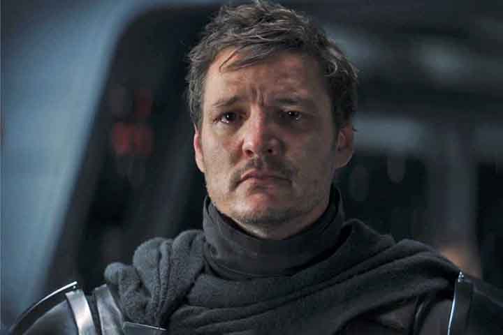 Ambientada após os eventos de "O Retorno de Jedi" (Episódio VI), a série apresenta o mandaloriano Din Djarin, interpretado por Pedro Pascal, um caçador de recompensas solitário que vive nos confins da galáxia.