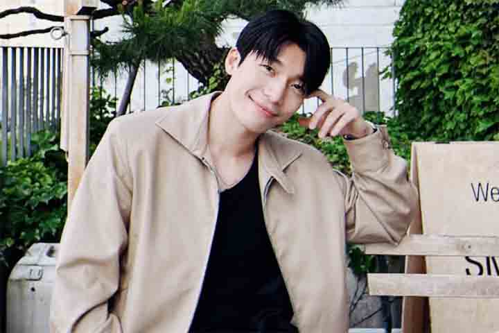 Com passagens por séries e filmes coreanos populares, Wi teve sua projeção global impulsionada por "Round 6". Sua presença carismática e determinação silenciosa conquistaram o público, tornando seu destino um dos grandes ganchos para as temporadas seguintes.