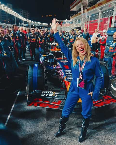 O álbum “Fever”, de 2001, teve imenso sucesso internacional, elevando a carreira de Kylie Minogue para outro patamar. 
