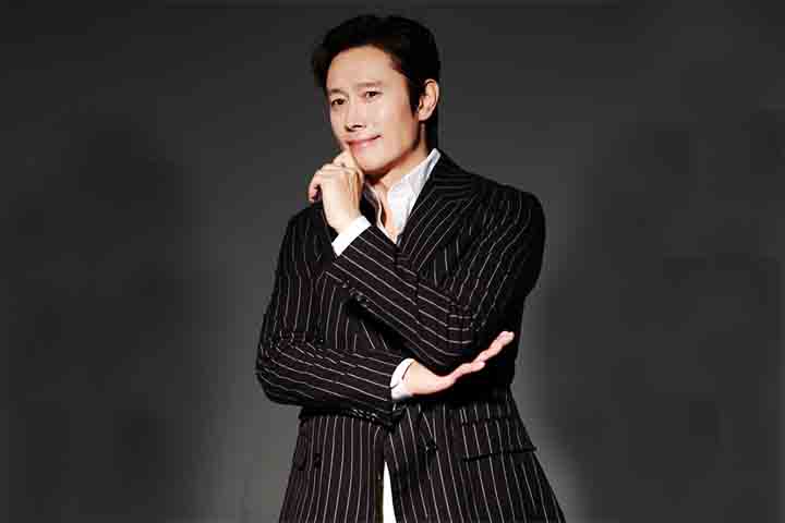 A revelação de sua identidade e seus vínculos com o passado de Jun-ho adicionam complexidade ao enredo. Com sua presença imponente e voz grave, Lee Byung-hun confere ao personagem um ar quase mítico, sendo peça-chave para o futuro da série.