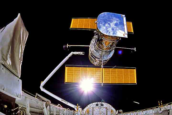 O Telescópio Espacial Hubble é alimentado por energia solar, com dois paineis que fazem a conversão da luz do Sol em eletricidade - estocada em baterias, o que viabiliza a operação em áreas de sombra da órbita. 
