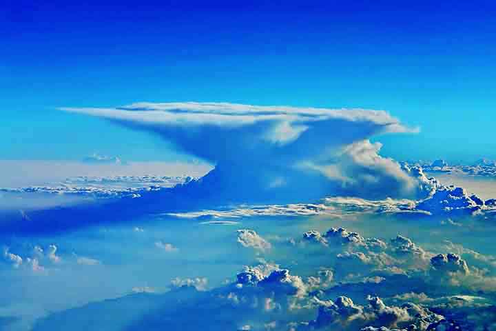 Cumulonimbus - São nuvens de grande desenvolvimento vertical, parecendo "torres" com topos achatados em forma de bigorna. Associadas a tempestades, raios, ventos fortes e até tornados. Podem alcançar altitudes acima de 15 km.
