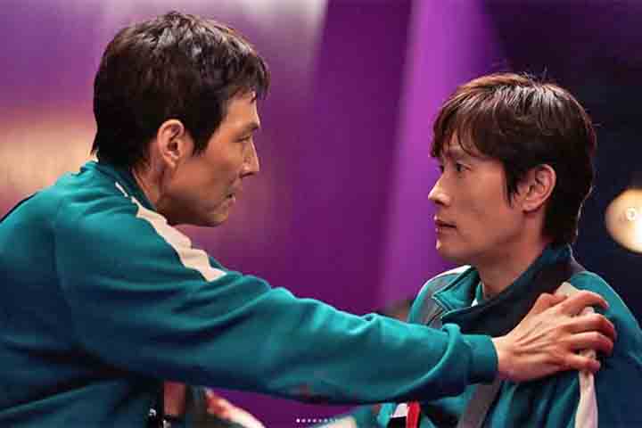 Outro personagem central é o Front Man, vivido por Lee Byung-hun. Ícone do cinema sul-coreano e conhecido também por participações em Hollywood ("G.I. Joe", "Red 2"), ele (à direita na foto) comanda o jogo com uma postura fria e impenetrável.