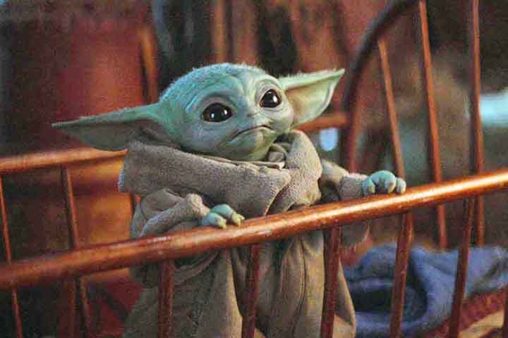 A escolha por narrativas episódicas, recheadas de ação e com atmosfera de velho oeste espacial, conquistou tanto os fãs antigos quanto uma nova geração. A presença de Grogu - apelidado de "Baby Yoda" - se tornou um fenômeno cultural e ajudou a impulsionar a popularidade da série ao redor do mundo.