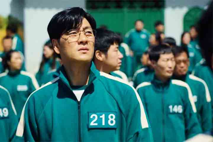 Entre os jogadores da primeira temporada, Park Hae-soo, como Cho Sang-woo, representa a ambiguidade moral de quem está disposto a tudo pela vitória. Amigo de infância de Gi-hun, Sang-woo é um gênio financeiro que usa sua inteligência para manipular e sobreviver - nem sempre da forma mais ética.