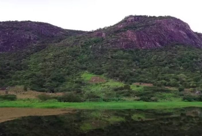Casinha minúscula espremida entre duas rochas gigantes chama a atenção em distrito do Ceará