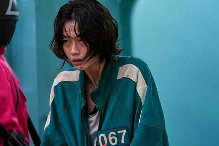 A atriz Jung Ho-yeon, que interpretou Kang Sae-byeok na primeira temporada, teve sua estreia dramática em "Round 6" e virou fenômeno instantâneo. Modelo de carreira internacional, ela entregou uma performance intensa e comovente, tornando-se símbolo da série e sendo indicada ao Emmy como Melhor Atriz Coadjuvante.