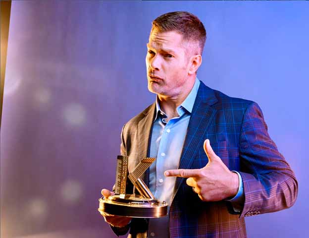 Outro nome importante nos bastidores é o de Dallas Jenkins, criador da série "The Chosen", que atua como consultor criativo em Casa de Davi. Sua influência é perceptível principalmente na maneira como os personagens são desenvolvidos com profundidade e humanidade, sem perder o pano de fundo espiritual.