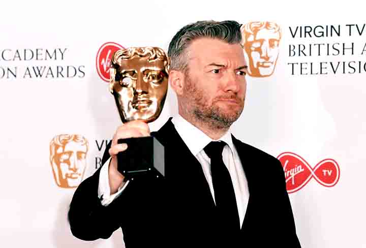 Em Black Mirror, Brooker canalizou essa inquietação em roteiros provocadores que mesclam sátira, drama e terror psicológico. Sua escrita é marcada por ironia, pessimismo lúcido e criatividade, criando universos verossímeis e inquietantes.