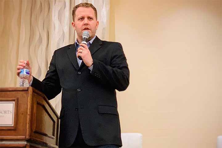 Um dos grandes trunfos de Casa de Davi é a presença de nomes experientes e respeitados por trás das câmeras. O criador da série é Jon Erwin, cineasta conhecido por seu trabalho em filmes de inspiração cristã como "I Can Only Imagine" e "Jesus Revolution".