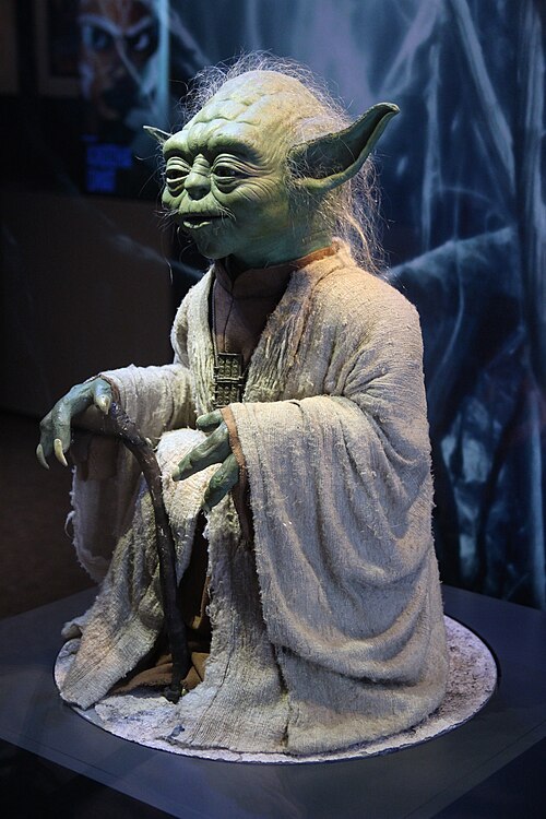 Yoda – “Star Wars” (desde 1980) - Mestre Yoda é um sábio e poderoso alienígena da saga Star Wars, com aparência diminuta e frases em ordem invertida. Ele é membro do Conselho Jedi e símbolo da sabedoria e da Força. Mesmo com sua aparência frágil, é um dos guerreiros mais habilidosos da galáxia.