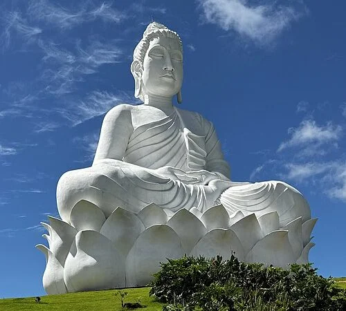 Maior estátua de Buda no Ocidente fica no Brasil: pura expressão de espiritualidade