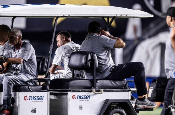 Neymar leva ‘susto’ e fica fora de treino do Santos, mas deve enfrentar o Botafogo
