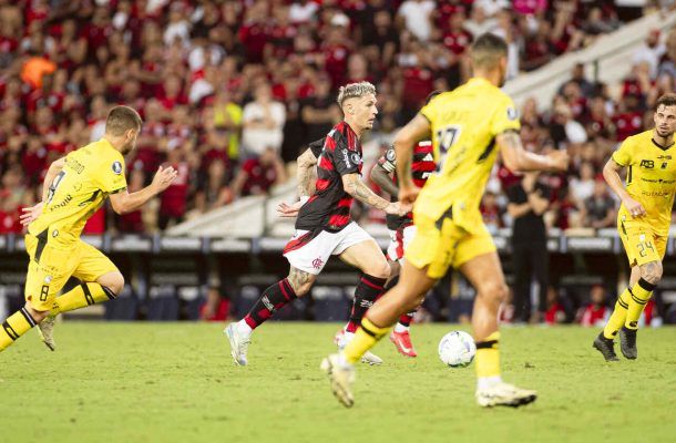 ‘Novo coringa’, Varela faz mistério sobre renovação com Flamengo