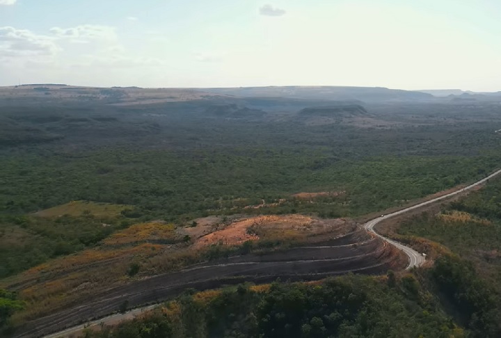 No centro do domo, hÃ¡ uma elevaÃ§Ã£o de rochas mais antigas, vindas do embasamento cristalino, que foram empurradas para cima pela forÃ§a do impacto.