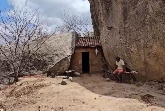 Casinha minúscula espremida entre duas rochas gigantes chama a atenção em distrito do Ceará