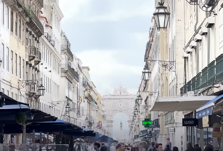 Parte da população portuguesa associa a imigração brasileira ao aumento da criminalidade, à perda de empregos e até a uma "corrupção" da língua portuguesa. 
