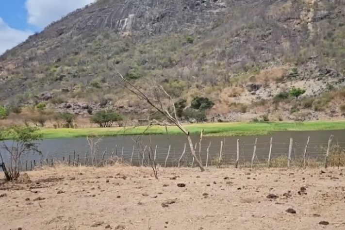 Casinha minúscula espremida entre duas rochas gigantes chama a atenção em distrito do Ceará