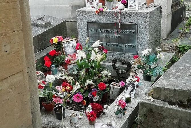 Escultura roubada do túmulo de Jim Morrison é encontrada durante operação anticorrupção na França