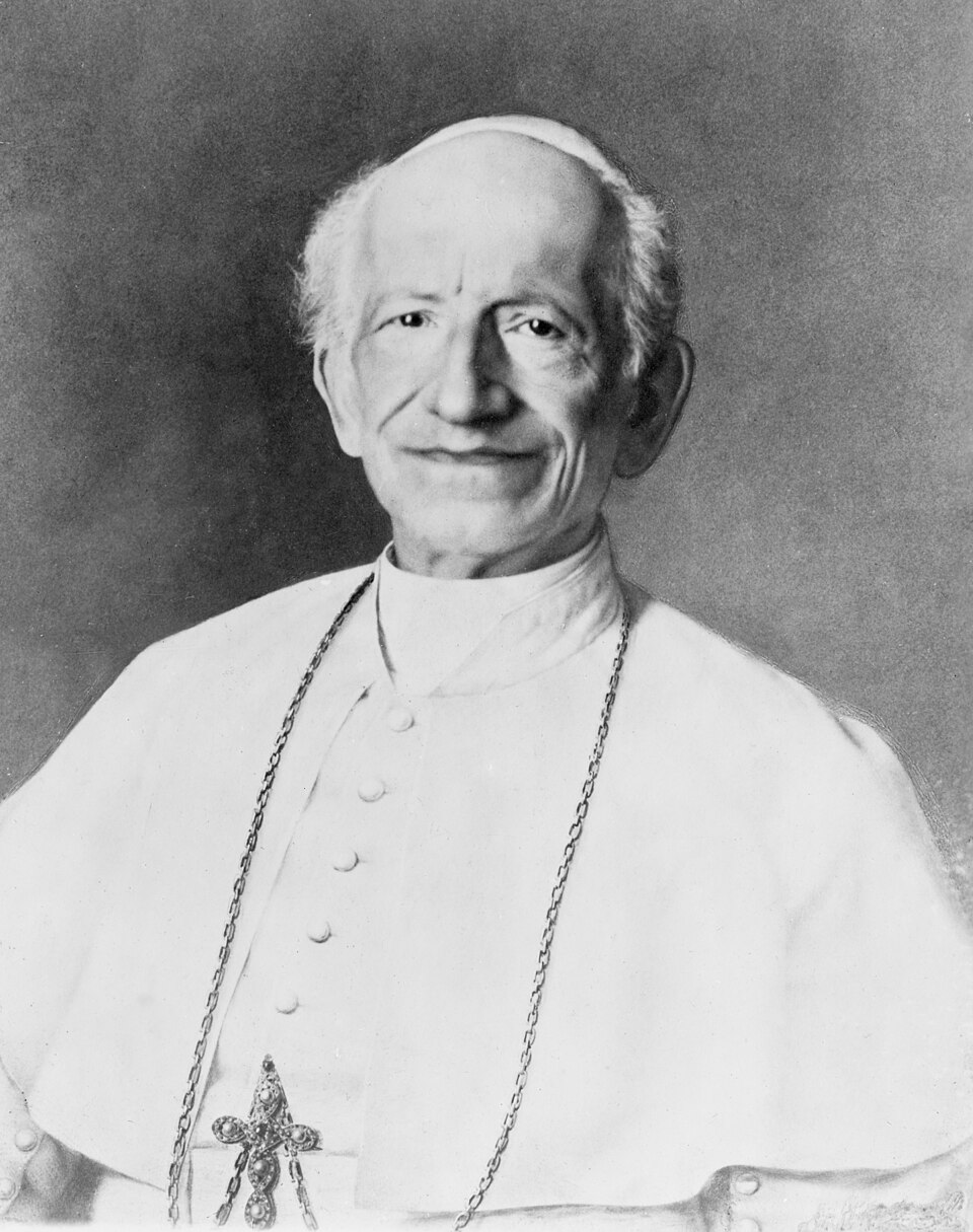Papa Leão XIII (n. 1810 – m. 1903) - Pontificado de 1878 a 1903. Italiano de Carpineto Romano, ficou famoso pela encíclica "Rerum Novarum", que abordou os direitos dos trabalhadores.
-Domínio público