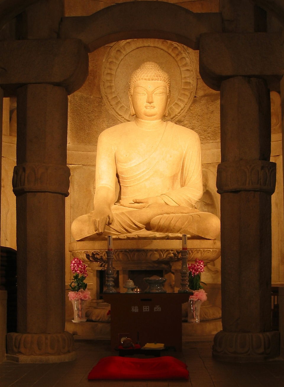 Buda do Templo Seokguram – Gyeongju, Coreia do Sul (c. 774 d.C.) - Esculpido em granito no interior de uma gruta artificial, é uma das maiores obras da arte budista do Leste Asiático. Representa o Buda Shakyamuni em meditação e é Patrimônio da Humanidade.
