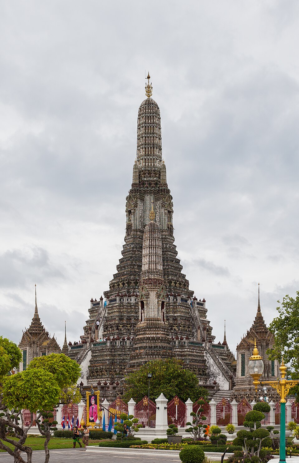 Templo Wat Arun – Bangkok, Tailândia (século XVII, reconstruído no século XIX)
Chamado de “Templo do Amanhecer”, está às margens do rio Chao Phraya e é famoso por sua torre central decorada com porcelanas coloridas. Representa o Monte Meru, centro do universo na cosmologia budista.