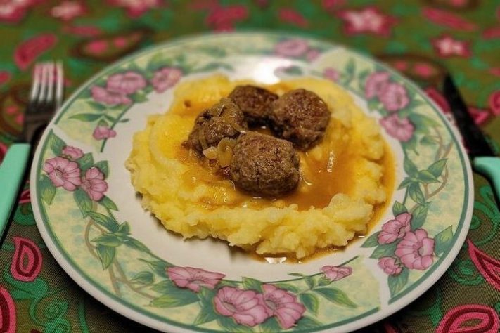Almôndegas com purê de batatas