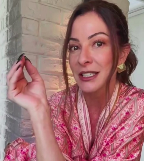 Por fim, a jornalista encerra o vídeo questionando quem se beneficia da perpetuação desses estereótipos.