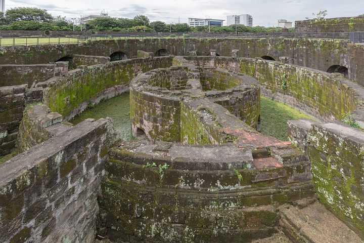 Fundada no século 16 pelos colonizadores espanhóis, Manila carrega fortes influências coloniais visíveis em construções como a cidade murada de Intramuros e a Catedral de Manila. 