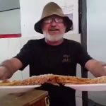 Bar de Belo Horizonte viraliza com torresmo gigante de 2 metros e self-service de cachaça