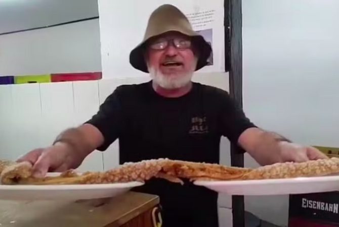 Bar de Belo Horizonte viraliza nas redes com ‘maior torresmo do Brasil’