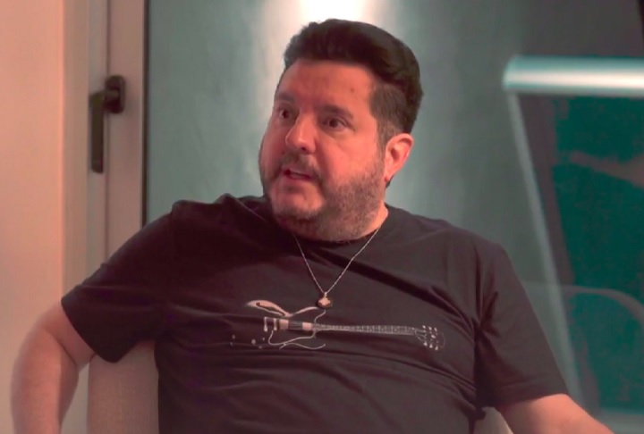 O parceiro Bruno acredita que uma luz forte no palco pode ter atrapalhado. Vale lembrar que, em 2024, o cantor fez cirurgia nos olhos para tratar um glaucoma, doença que pode causar perda da visão.