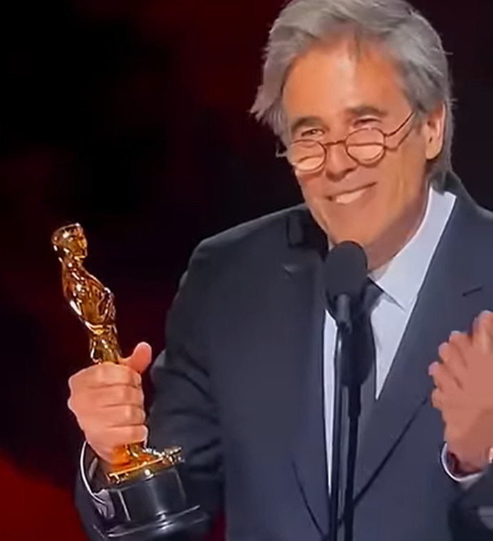 A cerimônia de premiação foi no dia 2/3 em Los Angeles, e consagrou Walter Salles com a estatueta por Melhor Filme Estrangeiro, um feito inédito no Brasil. Fernanda Torres perdeu para Mikey Madison, mas só o fato de concorrer já foi uma façanha. A única atriz brasileira a disputar o Oscar, antes dela, foi sua mãe, Fernanda Montenegro, por "Central do Brasil". 