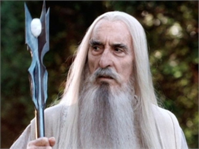 Um outro papel marcante na carreira de Lee foi Saruman, na saga  "Senhor dos Anéis". O ator morreu em 7/6/2015,  aos 93 anos. Ele também foi cantor e militar, tendo servido na Segunda Guerra Mundial. 