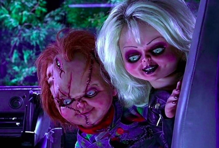 "A Noiva de Chucky" (1998), dirigido por Ronny Yu – Com um tom maior de humor negro, o filme introduz Tiffany, uma ex-namorada de Charles Lee Ray que revive Chucky e também se torna uma boneca assassina. 