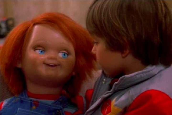 O boneco, rebatizado como Chucky, Ã© presenteado para um menino chamado Andy Barclay e, a partir daÃ­, eventos macabros comeÃ§am a acontecer.