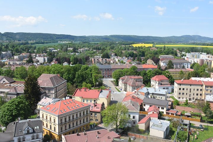 Podkrkonoší é composta por pequenas cidades e vilarejos históricos, como Ji?ín, Dv?r Králové nad Labem, Nová Paka e Hostinné.