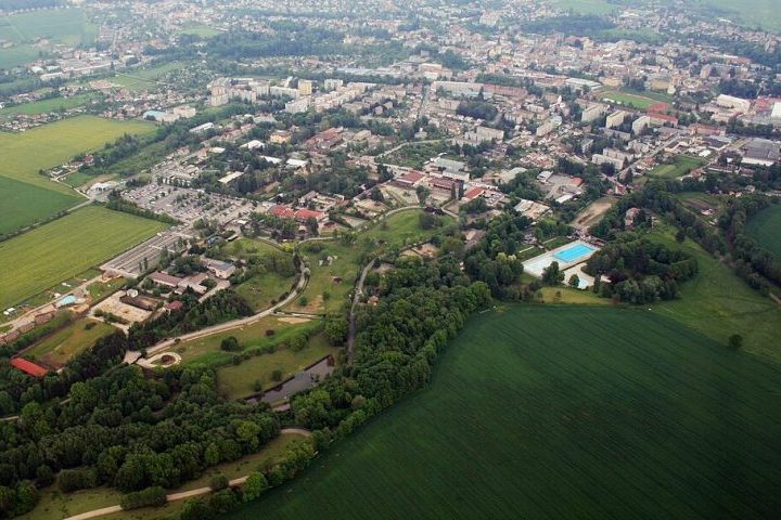 A cidade de Dv?r Králové nad Labem, por exemplo, abriga um dos zoológicos mais importantes da Europa Central, com um famoso safári africano. 