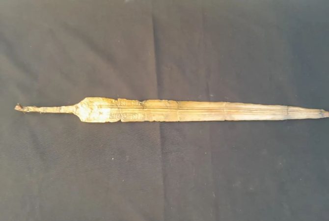 Arqueólogos encontram espada com nome de faraó do Egito