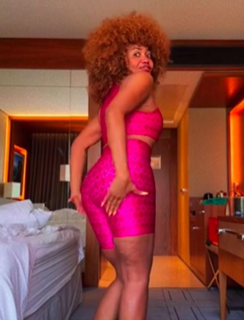 Ela ainda brincou que até o bumbum está mais definido: "Tô muito surpresa, muito feliz".