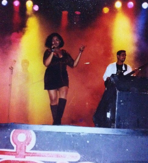 Depois, ganhou destaque como vocalista da Banda Tecno Show, formada em 2002, que mesclava o tecnobrega com ritmos tradicionais da região Norte, como carimbó e calypso.