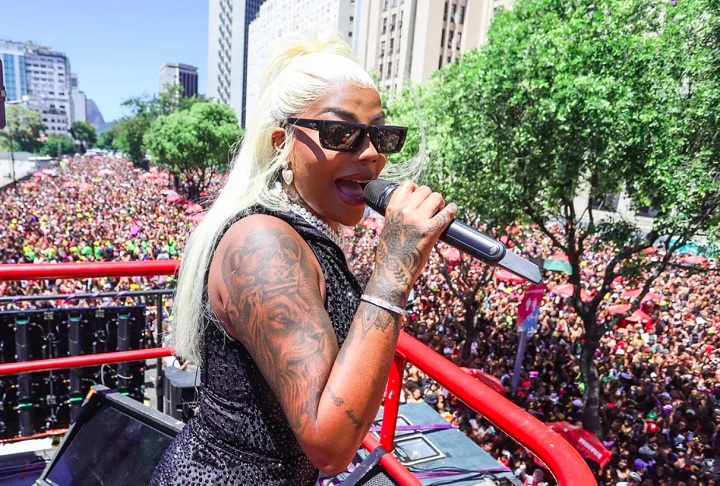 Além disso, Ludmilla já se apresentou em grandes festivais de música como o Rock in Rio, em 2022, e o Coachella, em 2024. A cantora também tem seu próprio bloco de carnaval, o "Fervo da Lud", que arrasta multidões desde 2018.